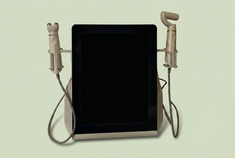 Tablet nero affiancato da due protesi di mano beige su sfondo chiaro