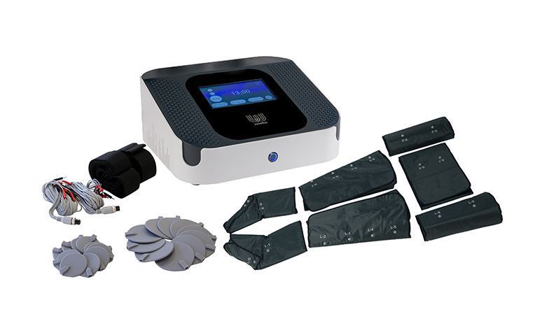 Dispositivo elettronico portatile con schermo, cavi, guanti e accessori in tessuto nero disposti su sfondo bianco.