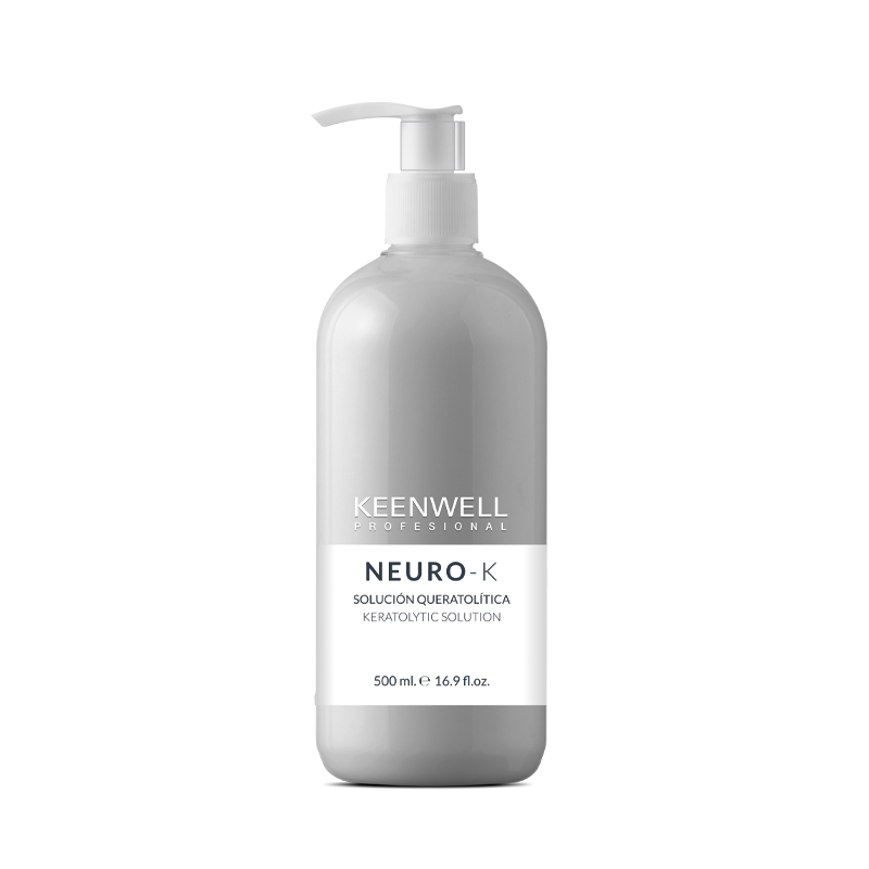 Flacone bianco con dosatore a pompa del prodotto per la cura della pelle KEENWELL NEURO-K su sfondo neutro.