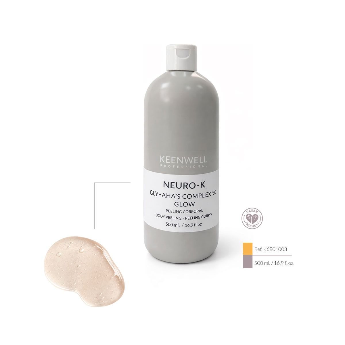 Flacone di shampoo grigio con etichetta bianca accanto a un campione di crema beige su sfondo bianco.