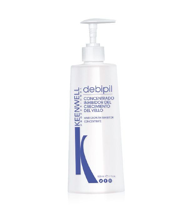 Flacone con dosatore a pompa per crema Debipil, di colore bianco, con scritta blu su sfondo neutro.