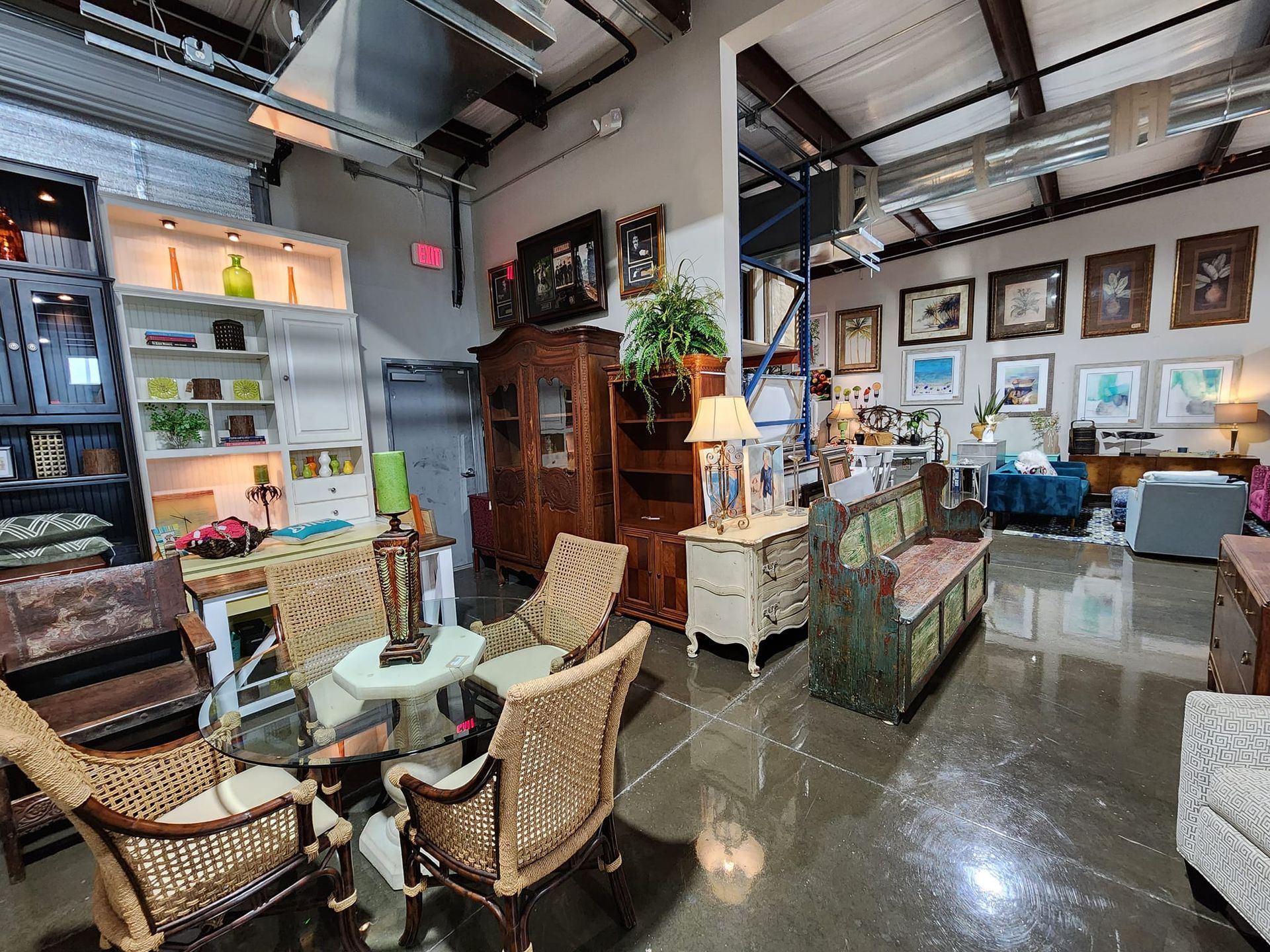 A living room filled with furniture and a table and chairs.