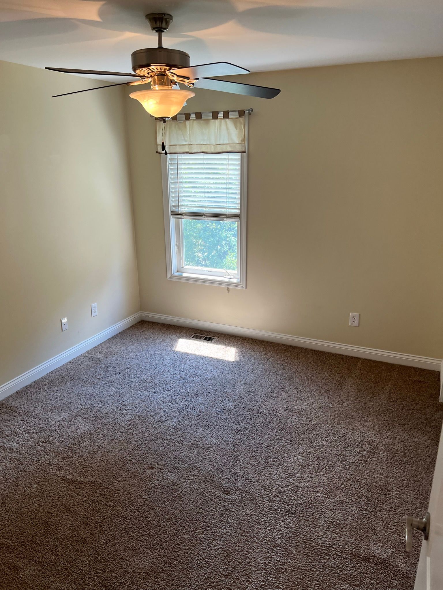 Crescent Avenue Townhomes - bedroom with fan