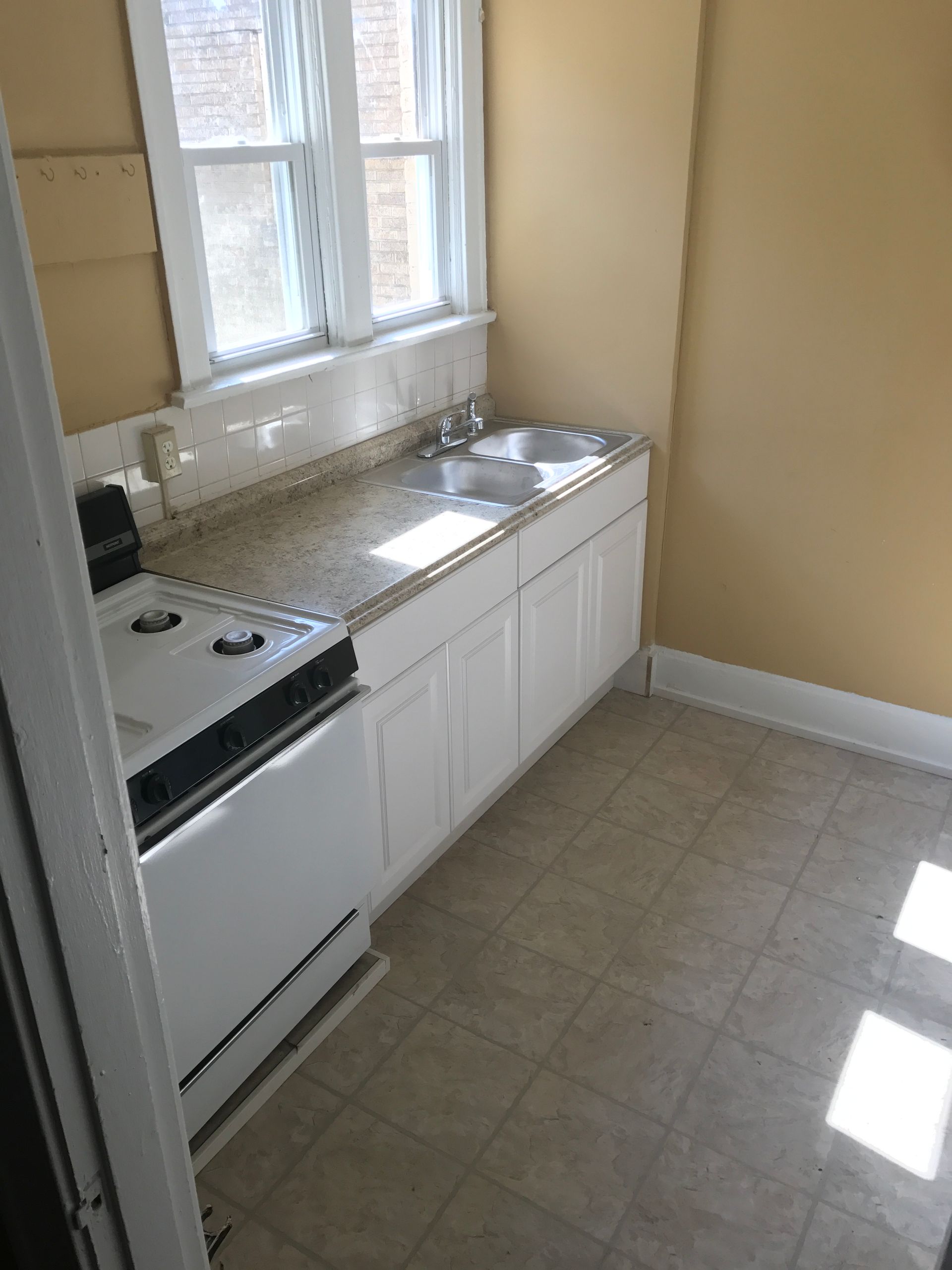 3096 Gilbert Avenue - Kitchen appliances