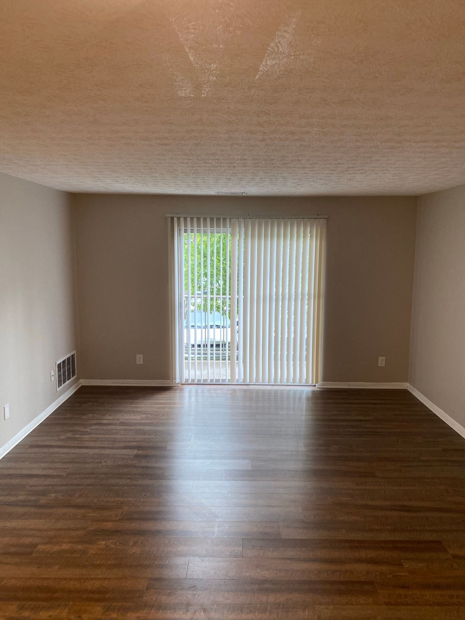 Yearling Court Apartments - living Room