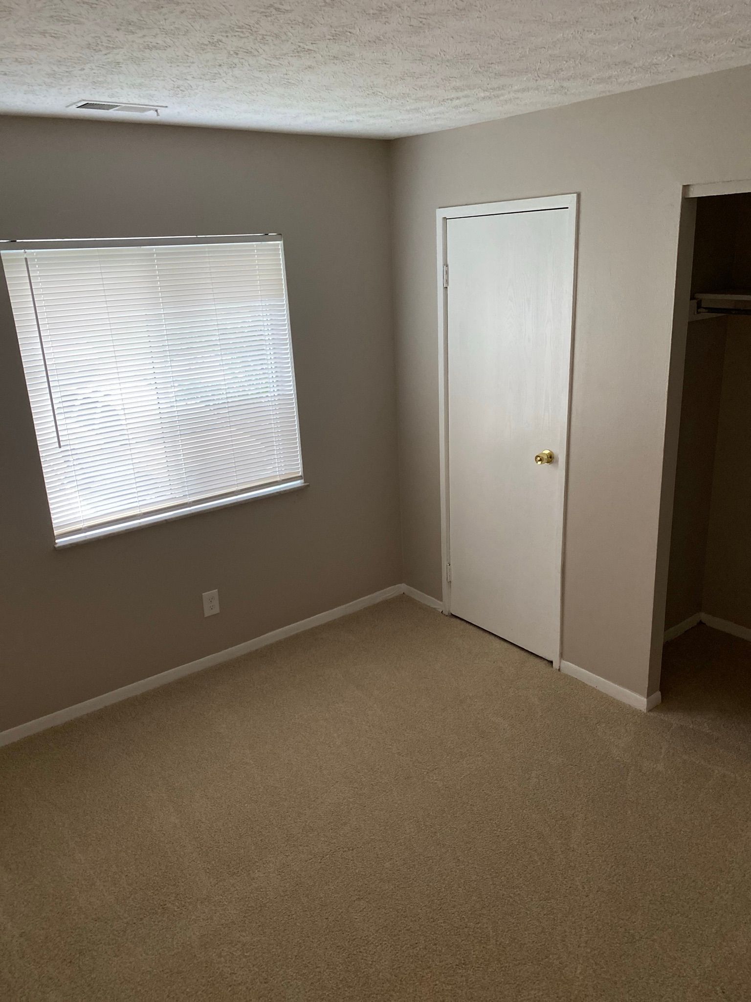 Yearling Court Apartments - Bedroom with closet