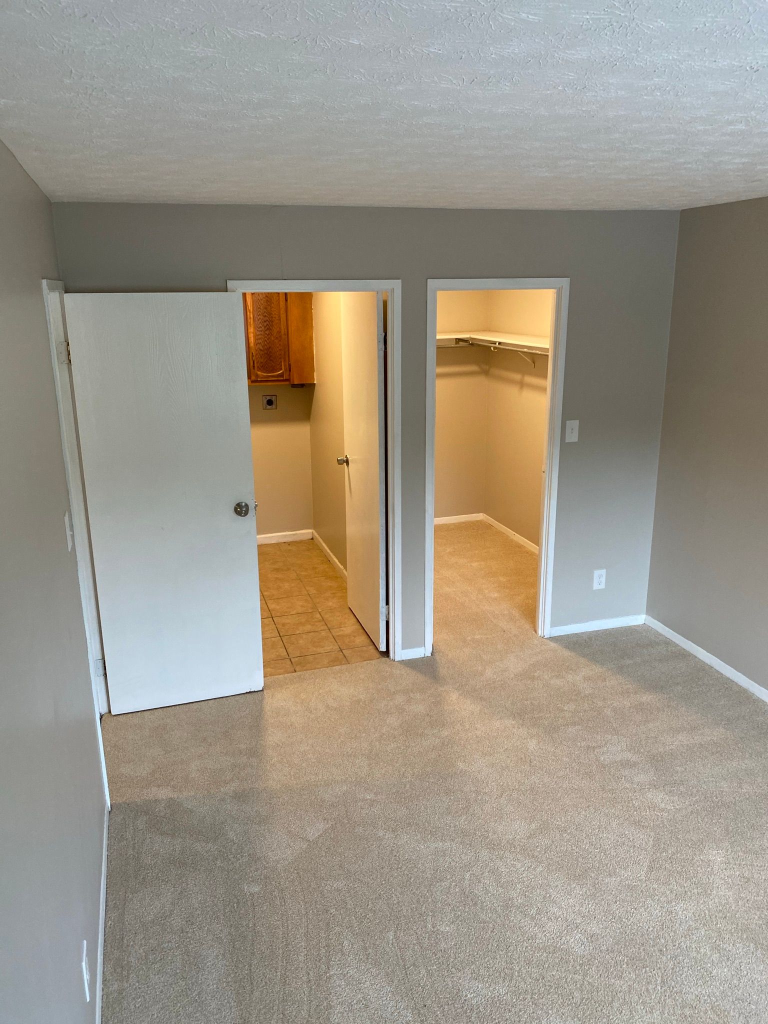 Yearling Court Apartments - Bedroom with closet