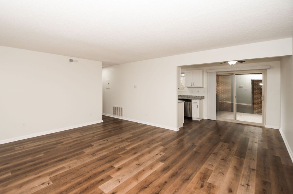 The Incline at Fort Mitchell.- Open living room with kitchen with appliances