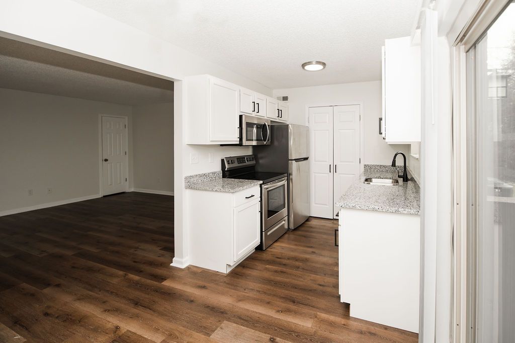 The Incline at Fort Mitchell.- Open living room with kitchen