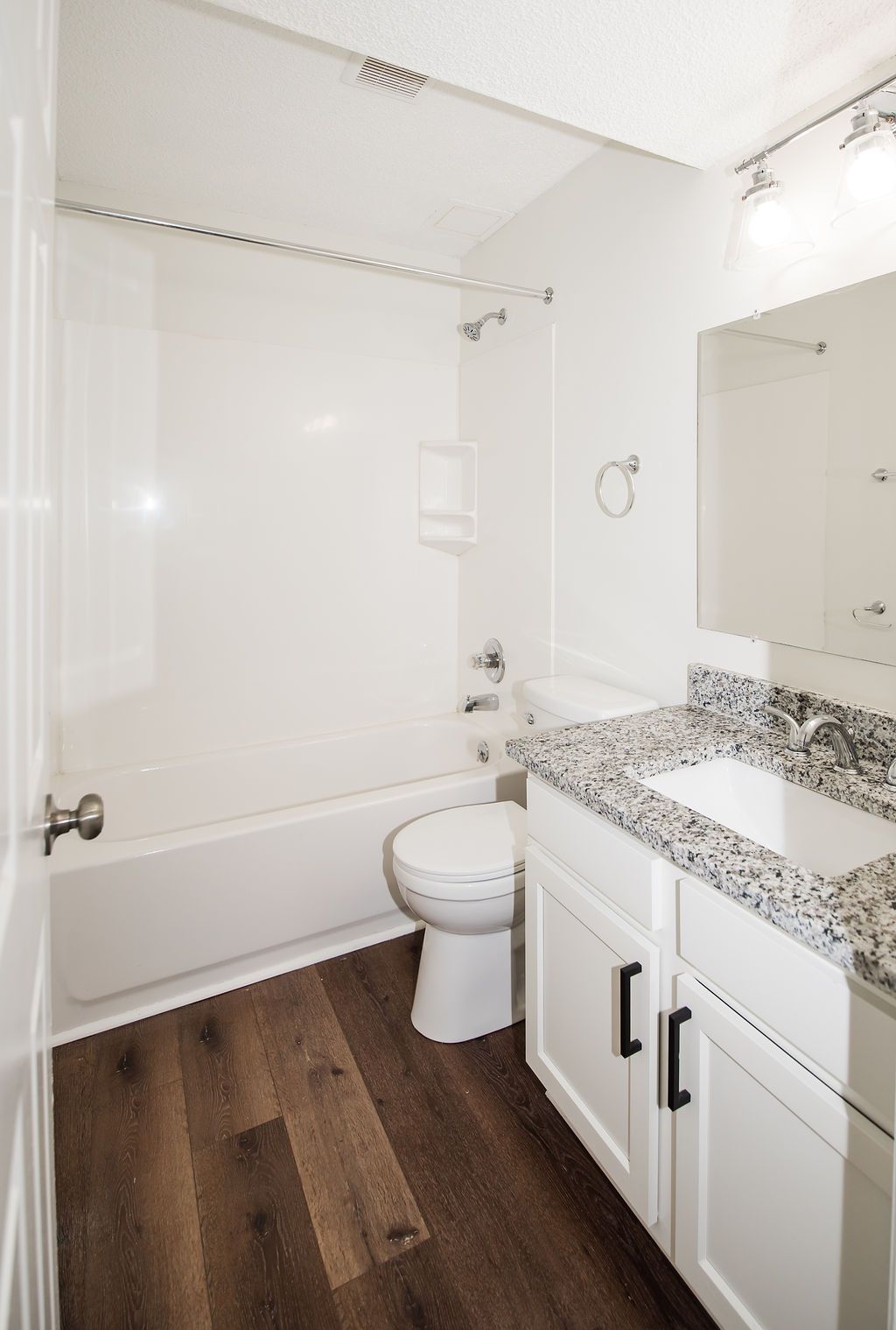 The Incline at Fort Mitchell.-  Bathroom with Bath tub