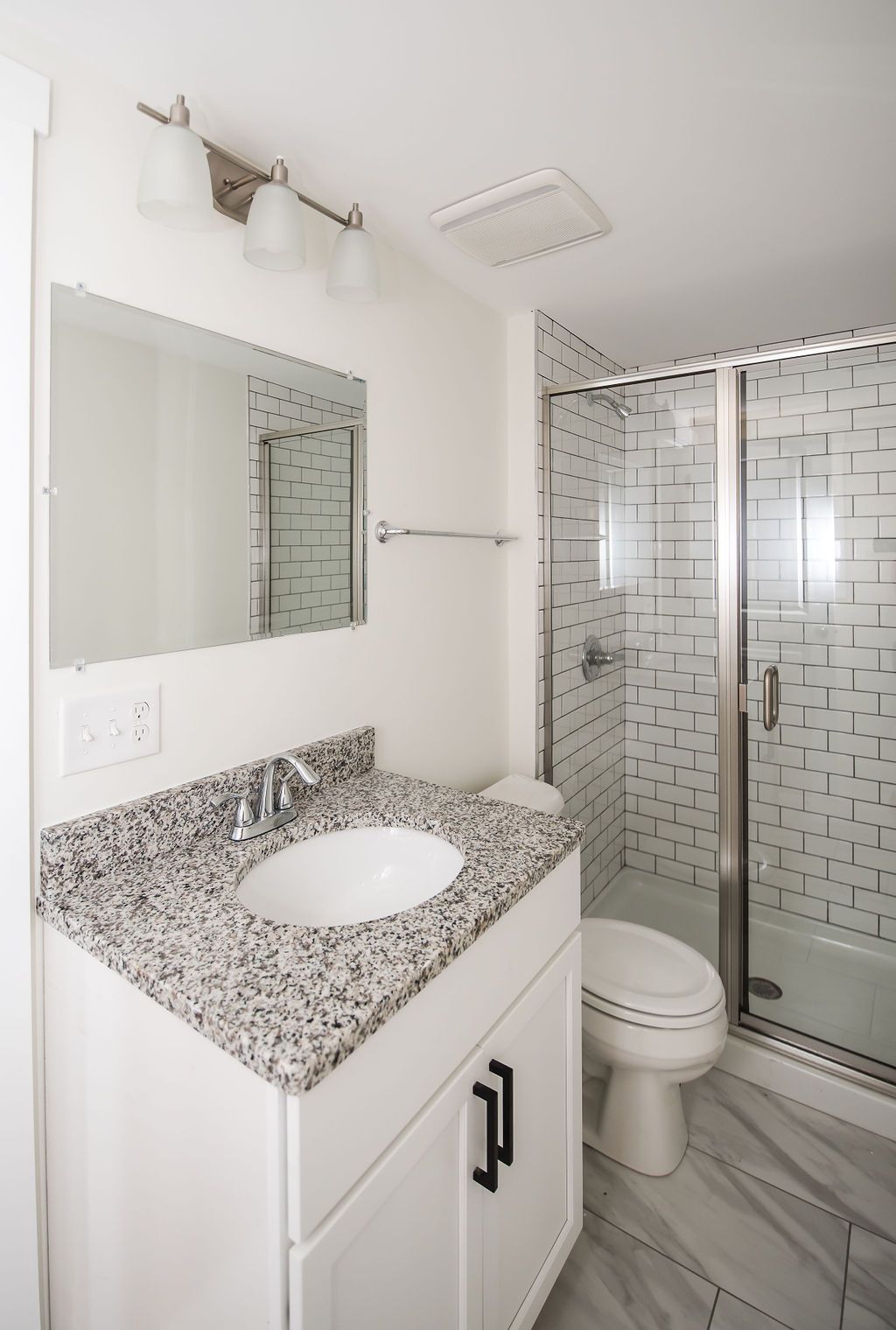 Fort Mitchell Flats - Bathroom with shower