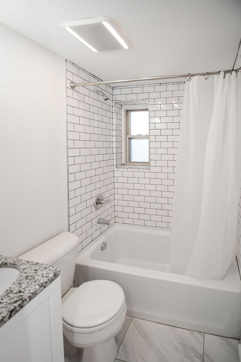 Fort Mitchell Flats - Bathroom with tub
