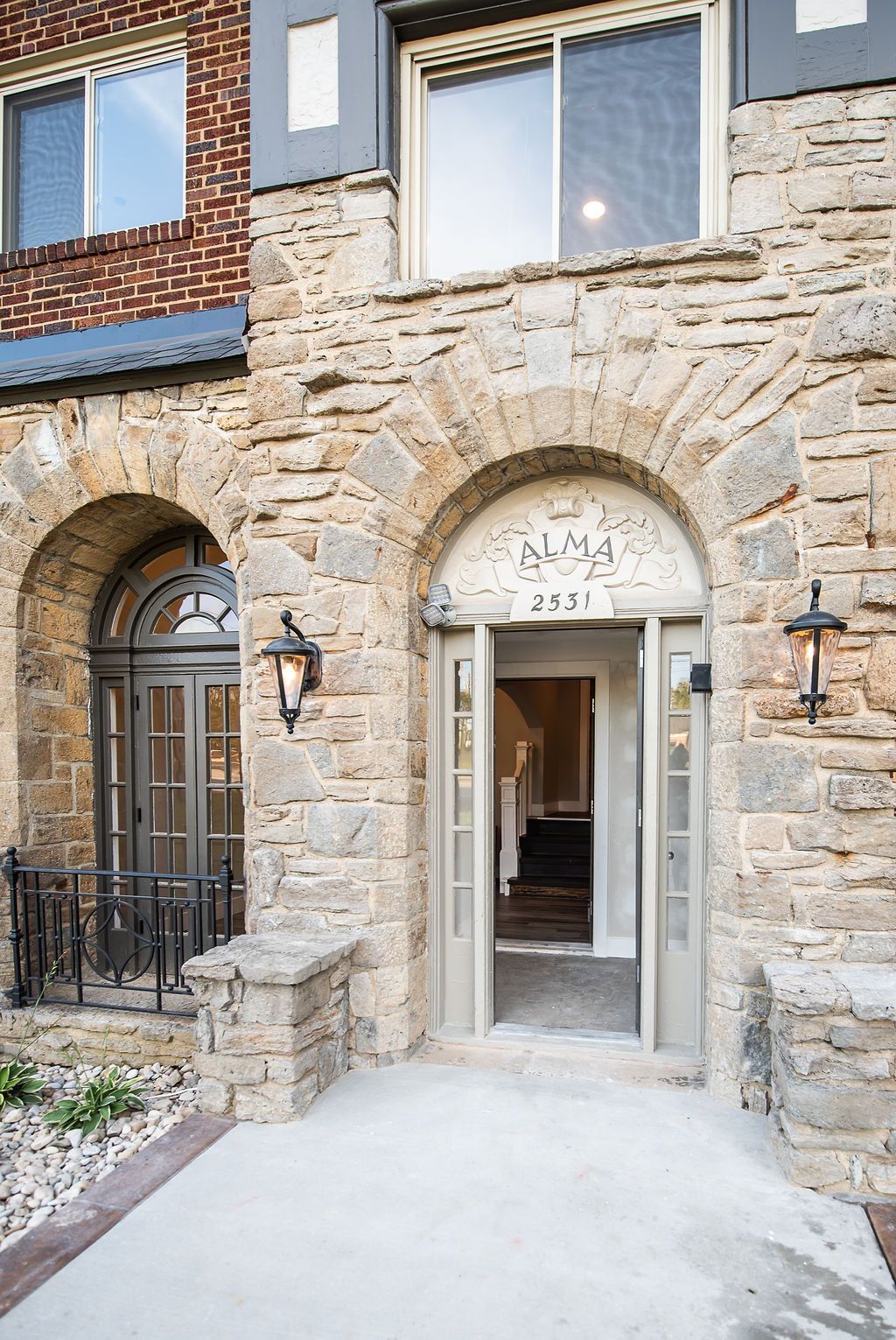 Fort Mitchell Flats - Front Entrance to building