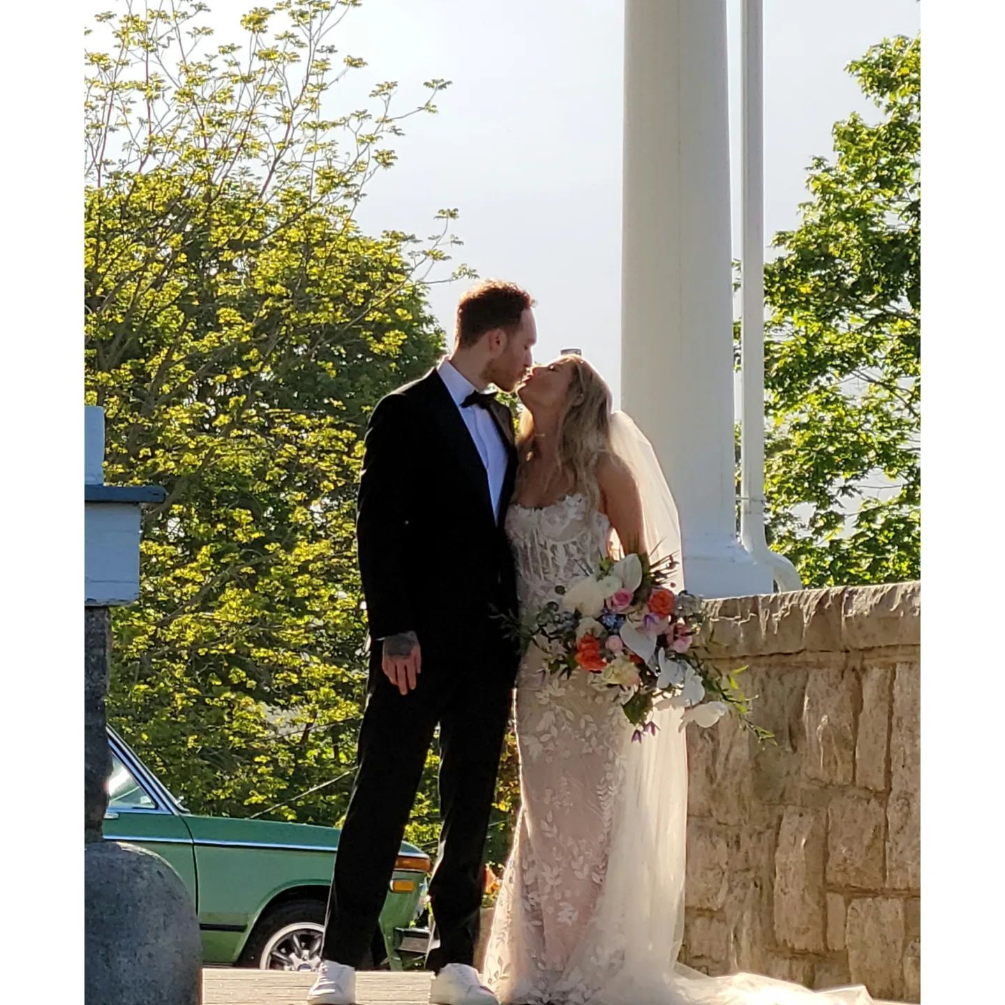 Tulips Floral Design located in Westbrook, CT creates beautiful floral designs for weddings and events.