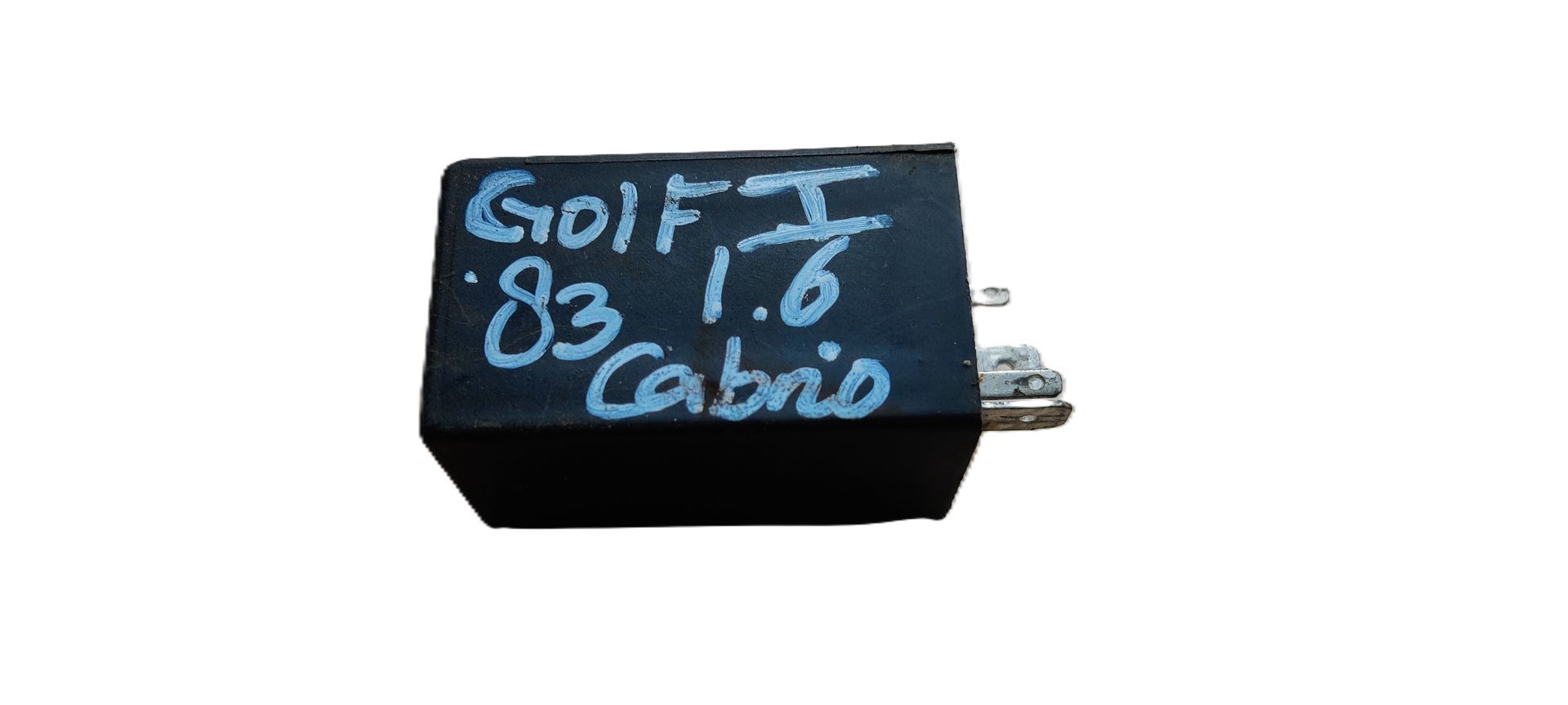 Zwart autorelais voor een Volkswagen Golf I Cabrio uit 1983 met handgeschreven witte tekst op de behuizing.