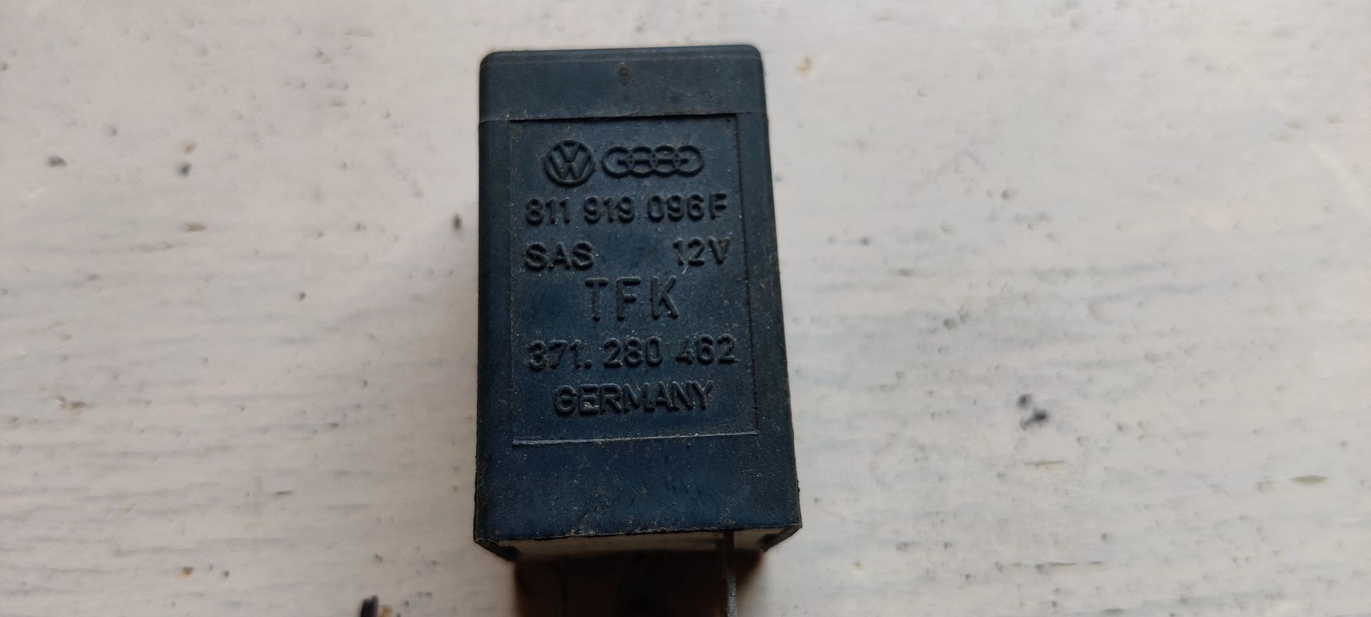 Zwart autorelais voor een Volkswagen Golf I Cabrio uit 1983 met handgeschreven witte tekst op de behuizing.