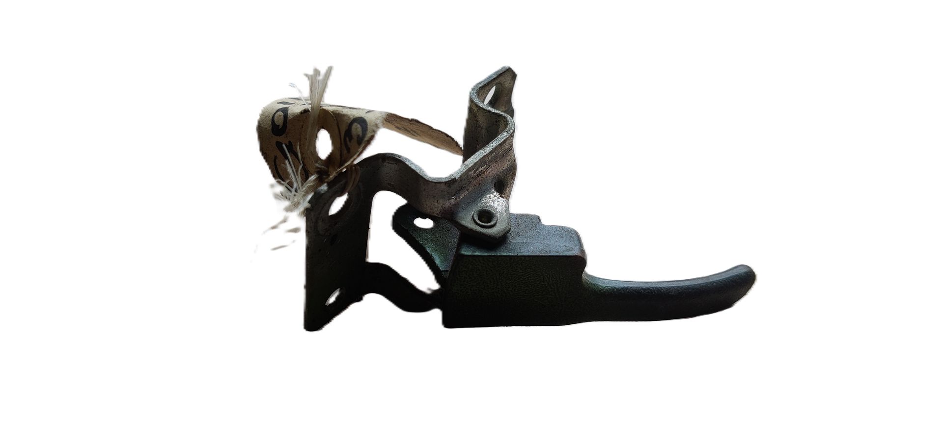 Een zwart metalen deurslot met montagebeugel, afgebeeld tegen een effen witte achtergrond.
