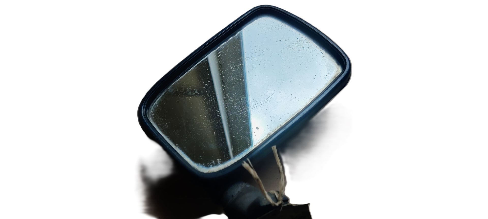Een zwarte, schuin geplaatste zijspiegel voor een voertuig, afgebeeld tegen een witte achtergrond.