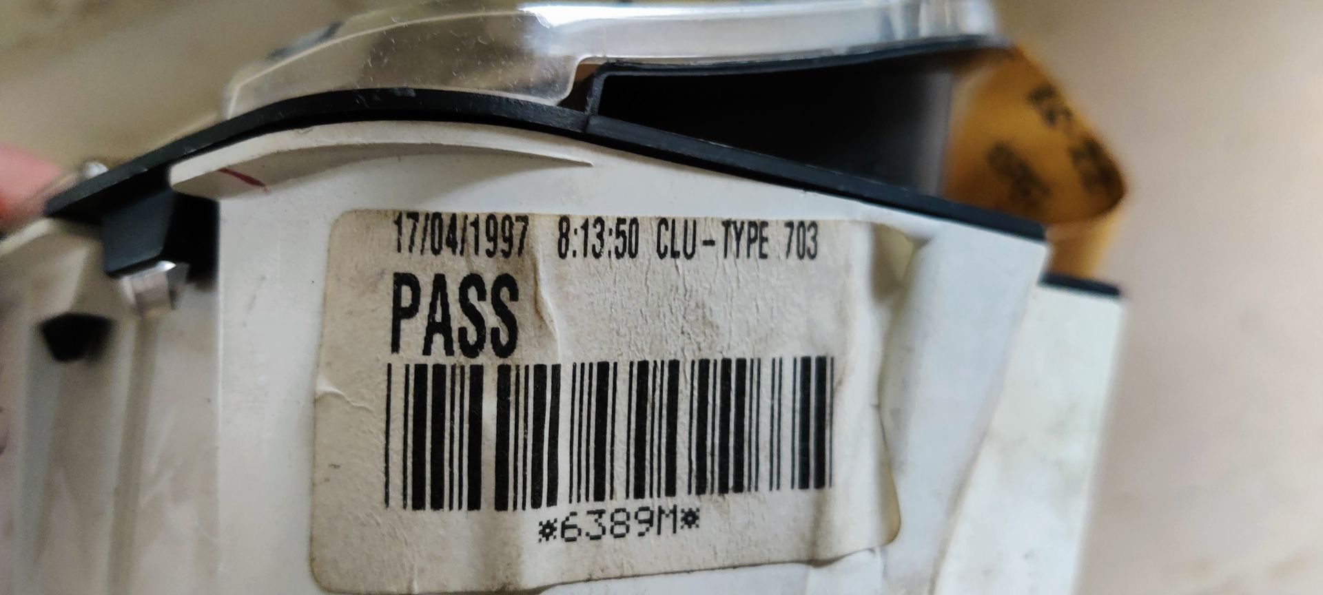 Nissan een instrumentenpaneel van een auto met een centrale snelheidsmeter, een temperatuurmeter links.