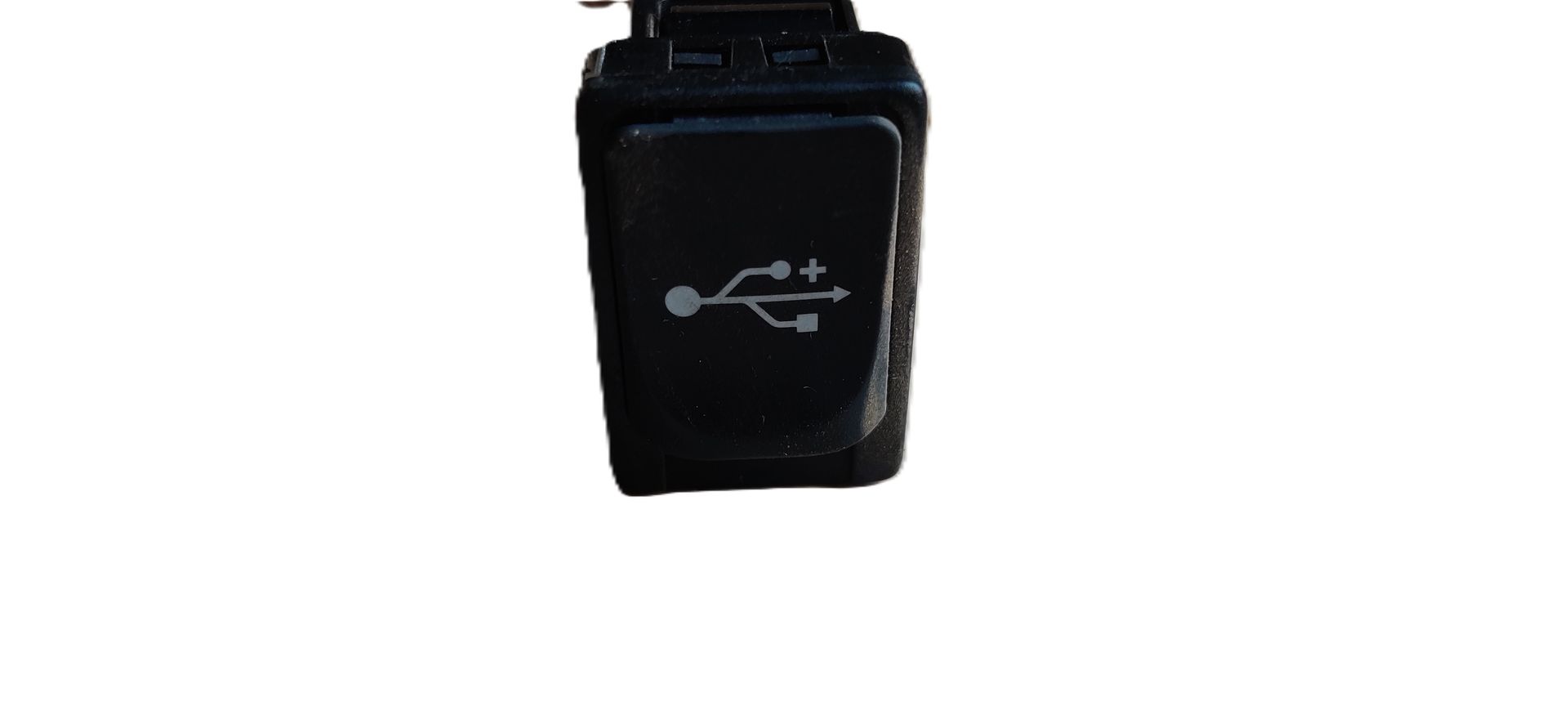 Een zwart, rechthoekig USB-poortdeksel met een wit USB-pictogram aan de voorzijde, geïsoleerd tegen een witte achtergrond.