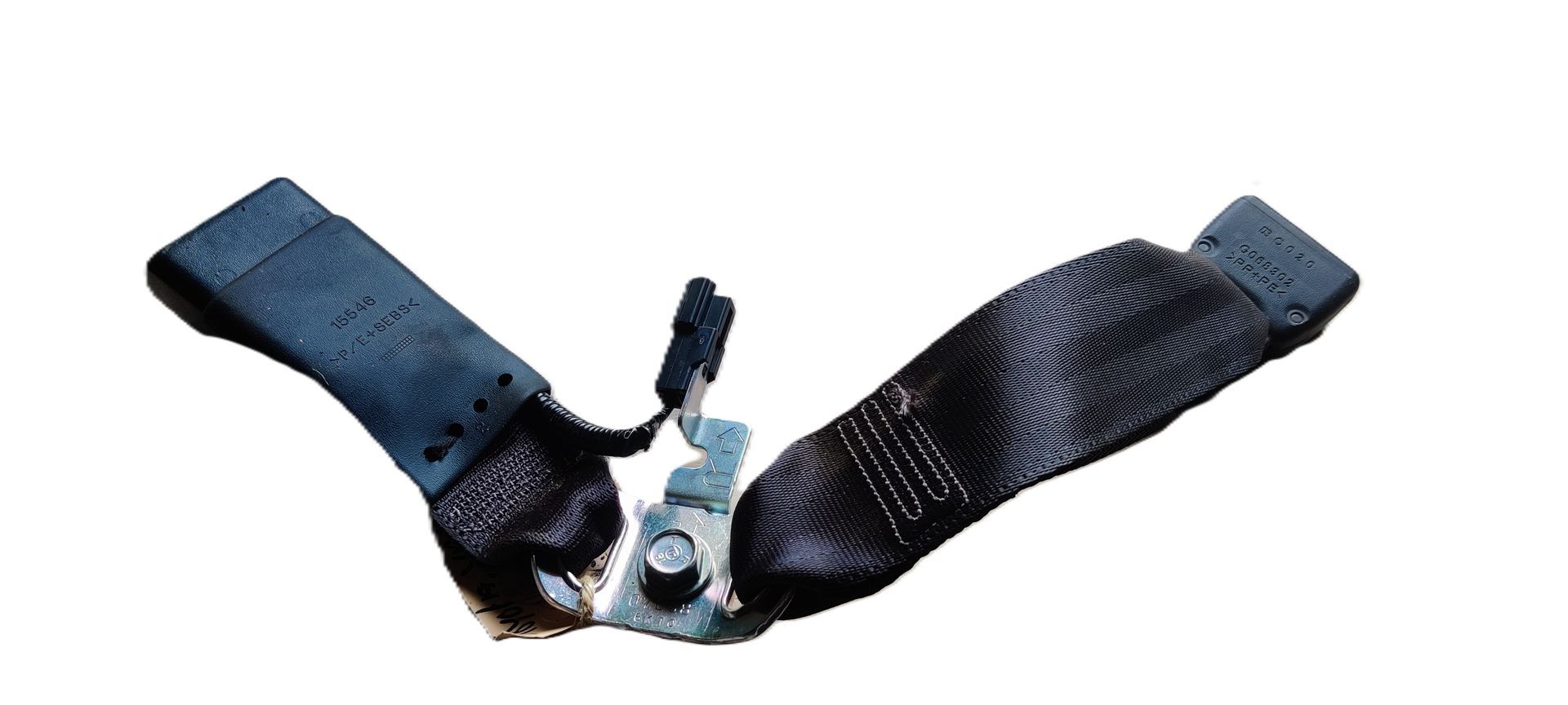 Een zwarte veiligheidsgordelgesp met stoffen banden en een metalen bevestigingsbeugel tegen een witte achtergrond.
