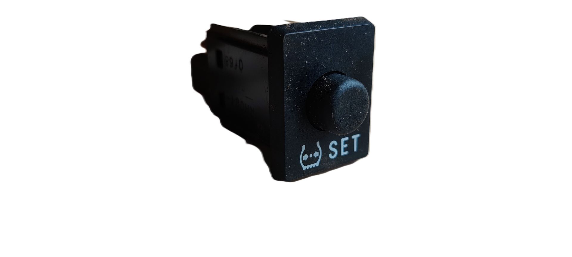 Zwarte resetknop voor het bandenspanningscontrolesysteem van auto's, met een bandenpictogram en het woord