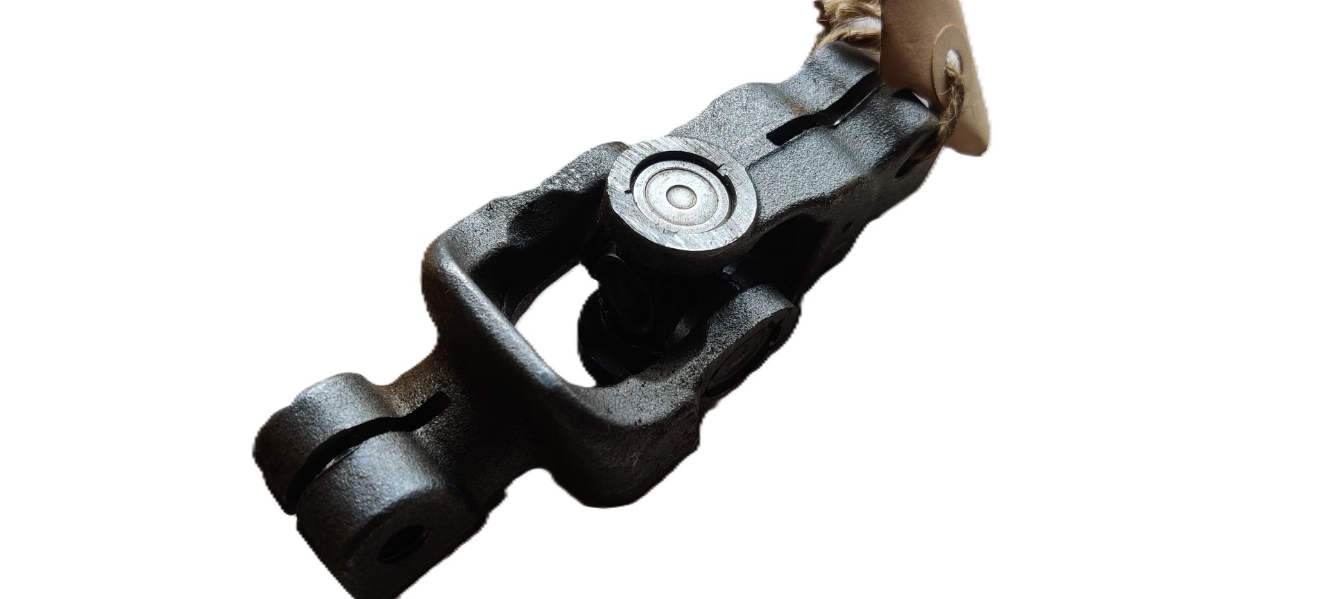 Een donkermetalen kruiskoppelingsstuk tegen een witte achtergrond.
