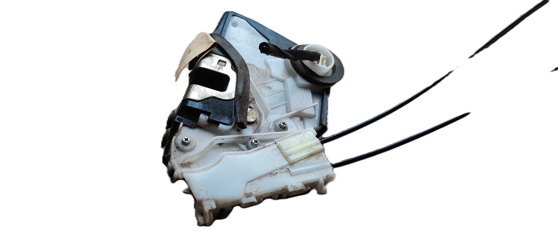 Een wit en grijs autodeurslotmechanisme met aangehechte zwarte bedieningskabels tegen een effen witte achtergrond.