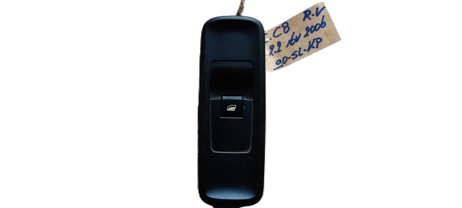 Een zwarte elektrische schakelaar voor een enkel autoraam met een handgeschreven identificatielabel eraan bevestigd.