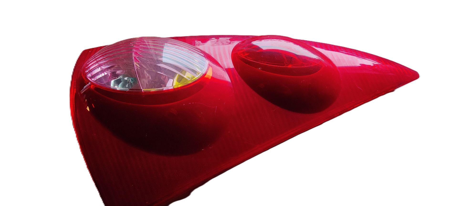 Een rode achterlichtunit van een auto met een ronde, transparante lens naast een ronde, rode lens op een witte achtergrond.