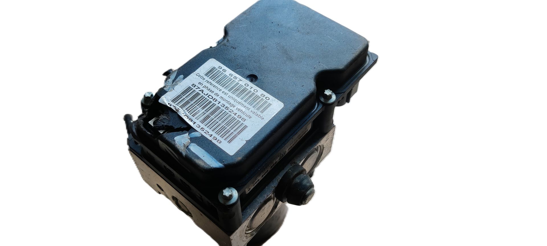 Een zwarte elektronische regelmodule voor auto's met een wit identificatielabel en meerdere schroefbevestigingen.