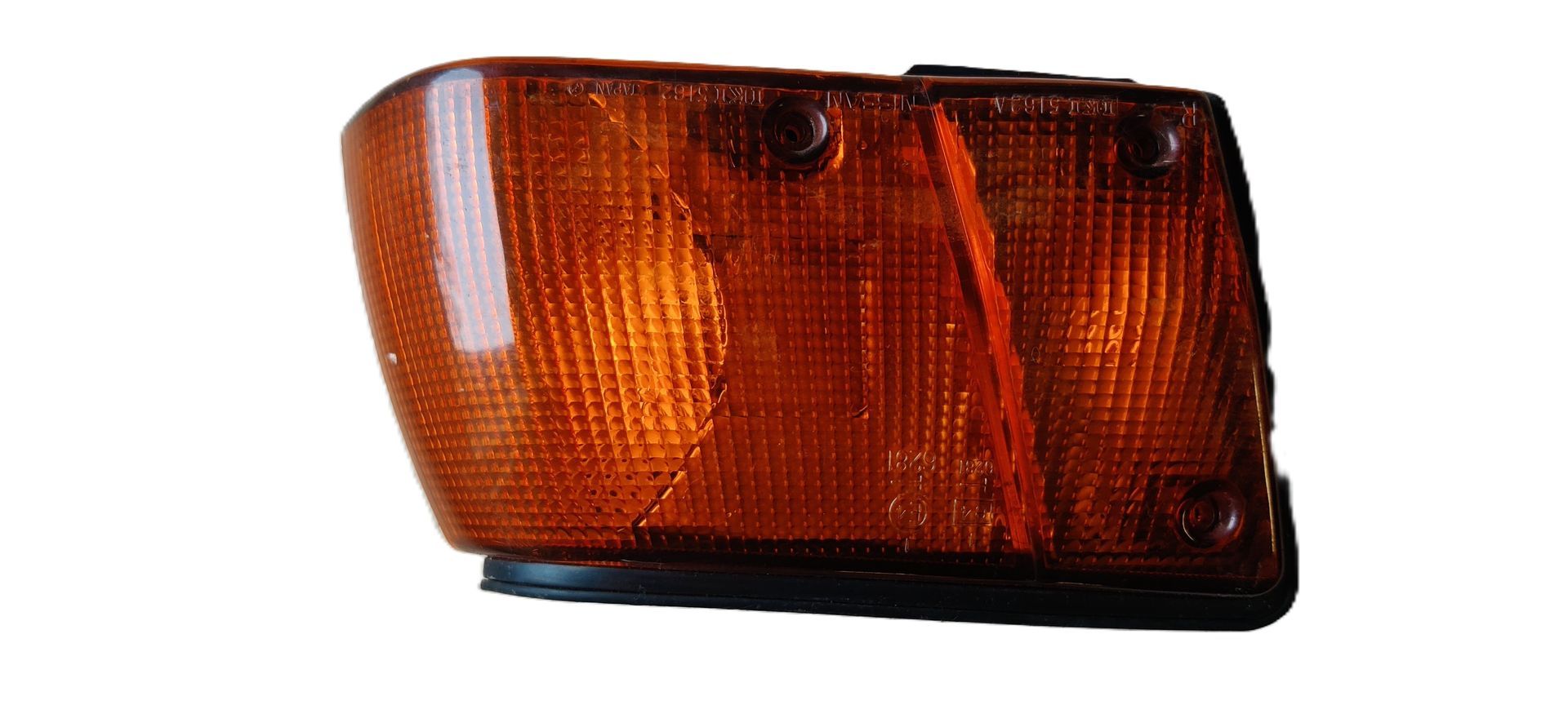 Een rechthoekig, amberkleurig autokoplampglas met een gestructureerd oppervlak op een effen witte achtergrond.