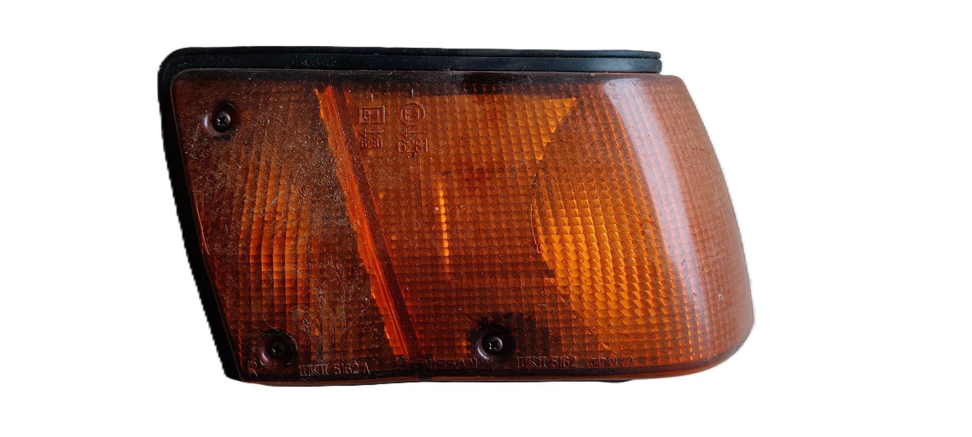 Amberkleurig knipperlichtlensje voor auto's met een gestructureerd oppervlak en twee zichtbare schroefgaten.