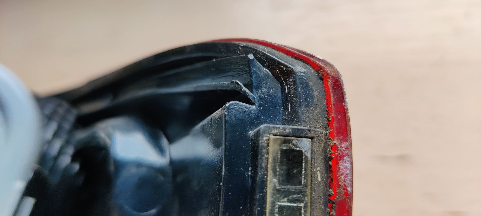 Een rode achterlichtunit voor een auto.
