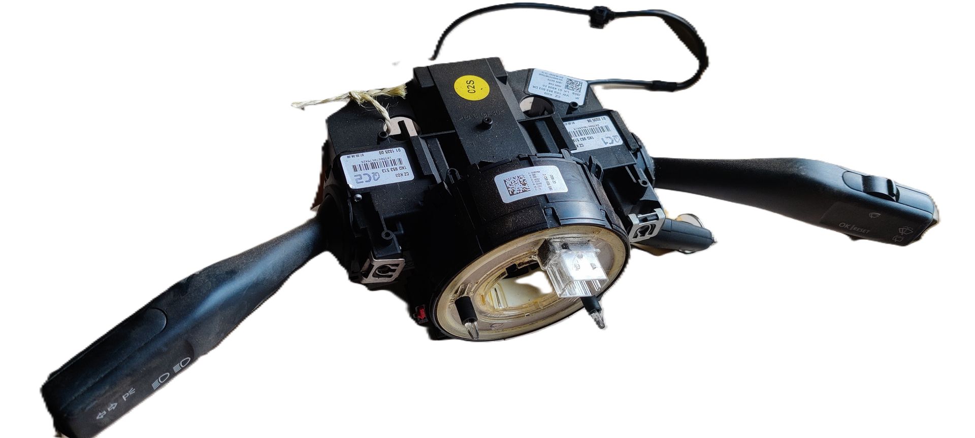 Een zwarte stuurkolomschakelaarunit voor auto's met twee bedieningshendels en een centrale sleepringmodule.