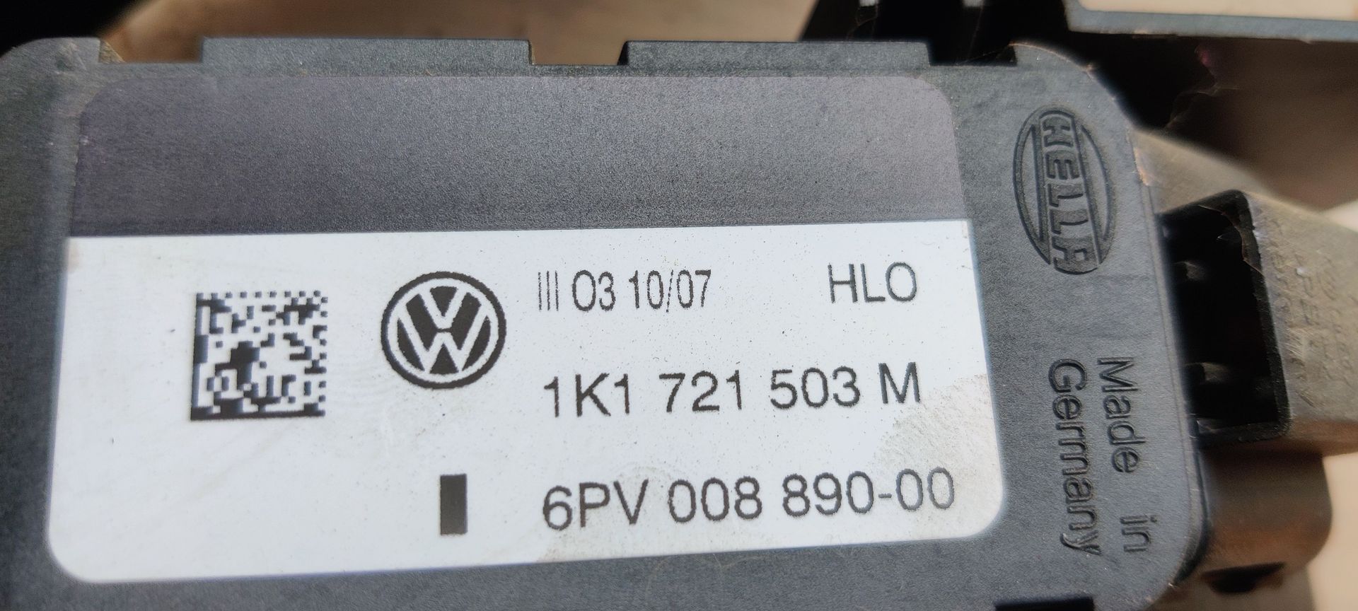 Een zwart, gestructureerd gaspedaal van een auto, schuin omhoog gericht tegen een witte achtergrond.