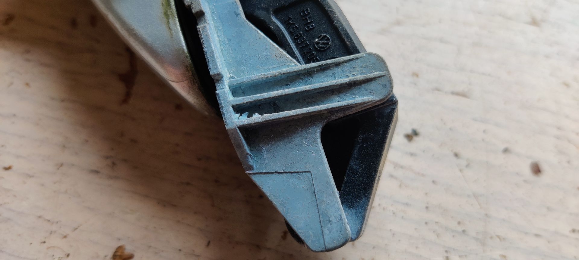 Zilverkleurige buitendeurhendel voor auto's met sleutelgat, geïsoleerd op een witte achtergrond.