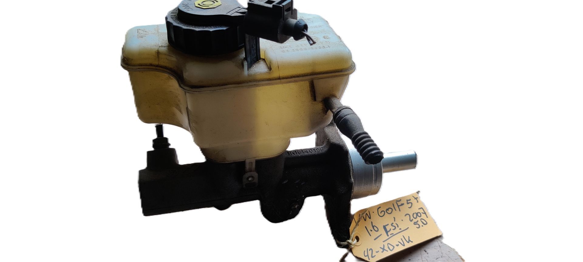 Een hoofdremcilinder van een auto met een doorschijnend plastic vloeistofreservoir en een klein identificatielabeltje.