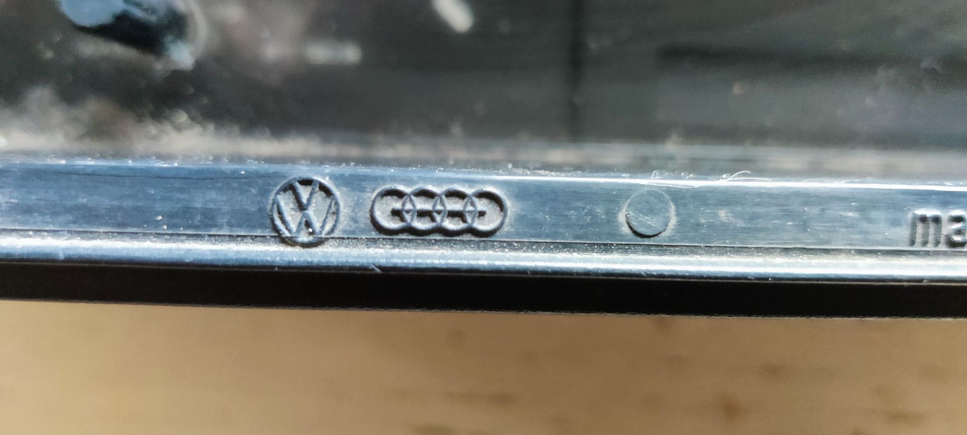Een vintage zwart dashboard met een snelheidsmeter, toerenteller en brandstof-/temperatuurmeter, beide aangegeven in km/u.
