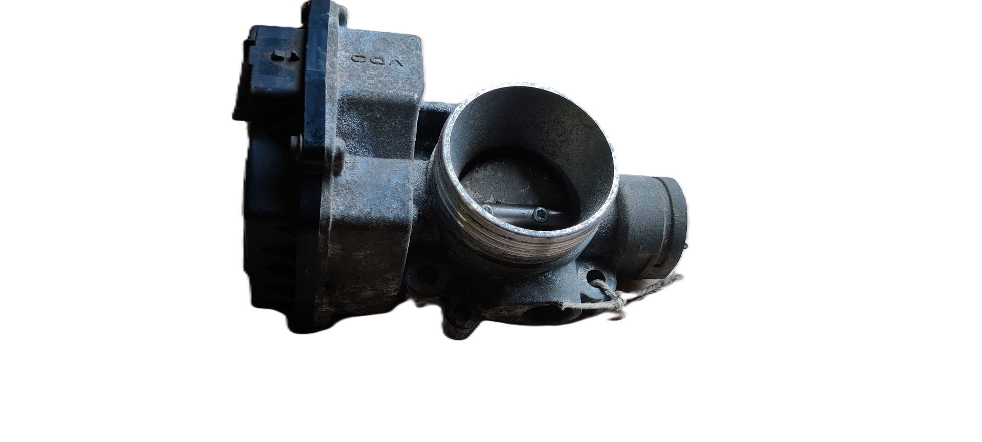 Een metalen gasklephuis voor auto's met een ronde inlaatklep en een daaraan bevestigde zwarte plastic elektrische connector.