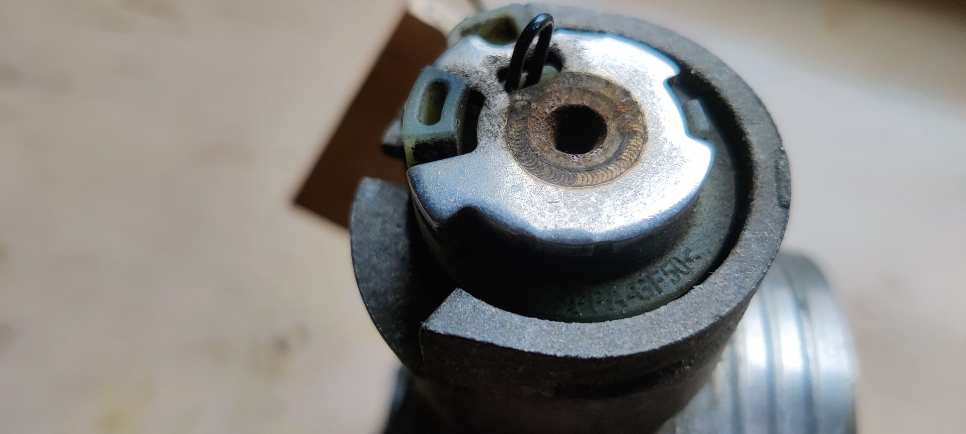 Een metalen gasklephuis voor auto's met een ronde inlaatklep en een daaraan bevestigde zwarte plastic elektrische connector.