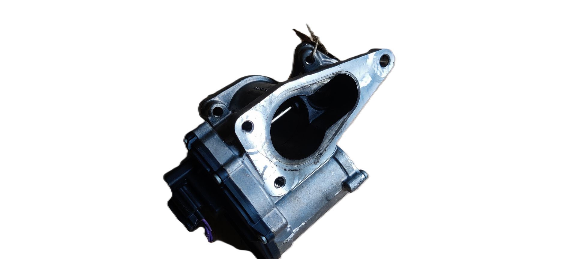 Een EGR-klep voor een automotor met een metallic afwerking en een montageflens met drie bouten.