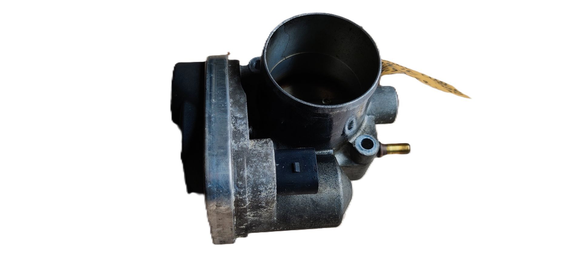 Een metalen gasklephuis voor auto's met een geïntegreerde zwarte elektronische actuator op een witte achtergrond.