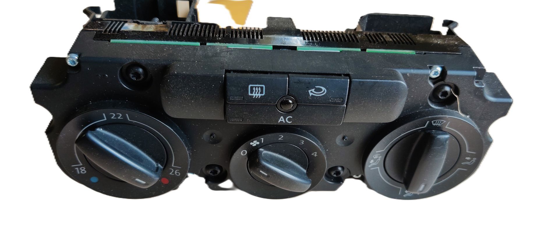 Een zwarte bedieningseenheid voor autoverwarming en -airconditioning met drie ronde instelknoppen en centrale drukknoppen.