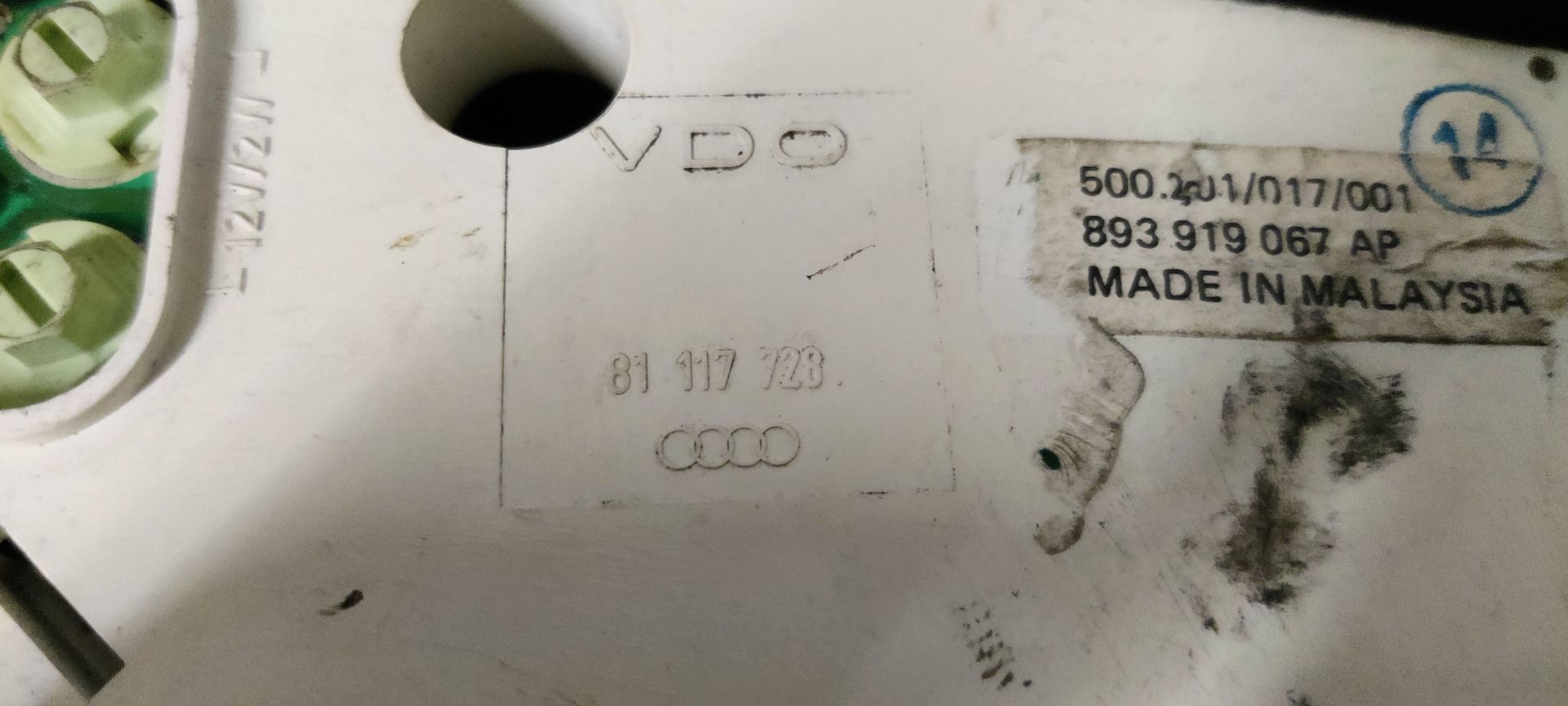 Een instrumentenpaneel voor auto's met een analoge toerenteller, snelheidsmeter, brandstofmeter en temperatuurmeter.