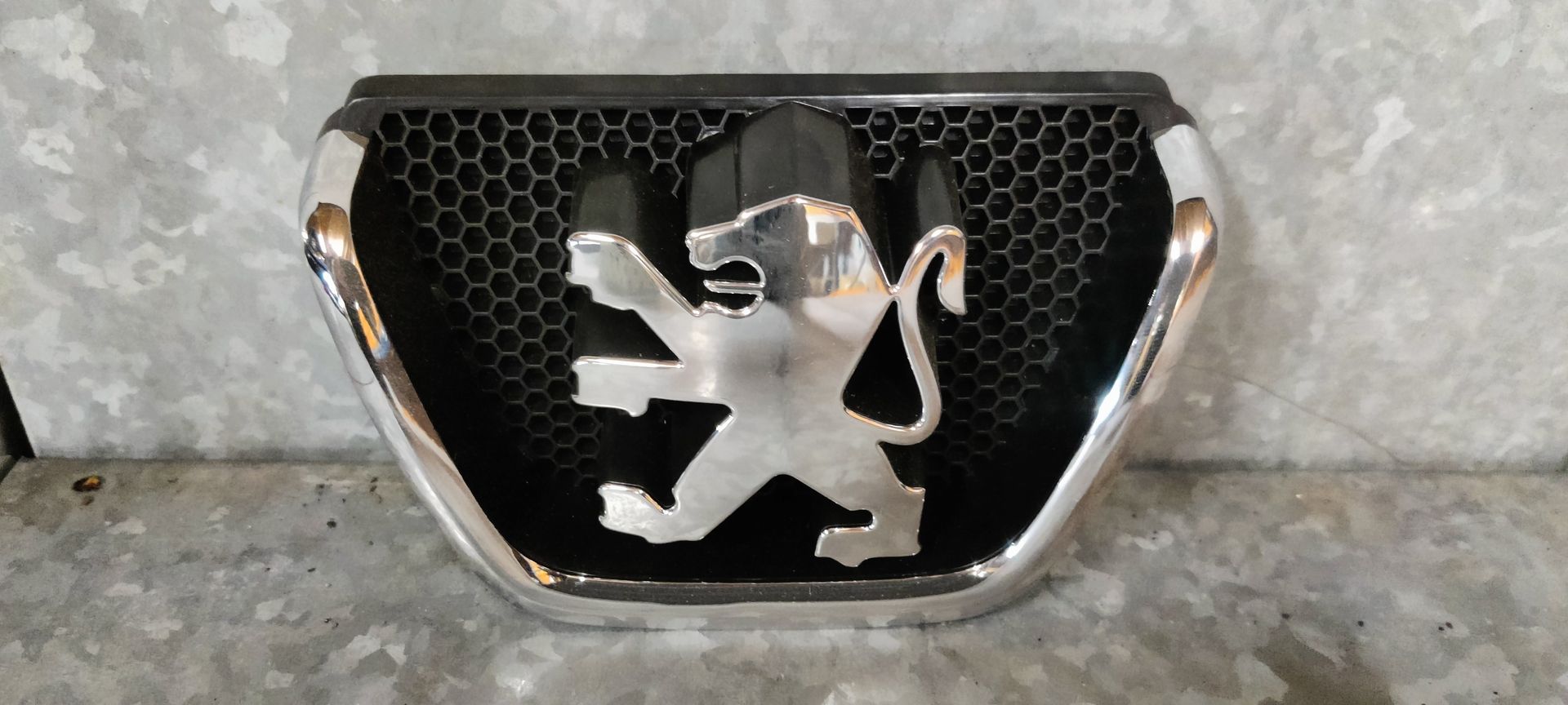Nieuw Peugeot onderdelen bij Stegeman Autosloperij in Exel bij Lochem.