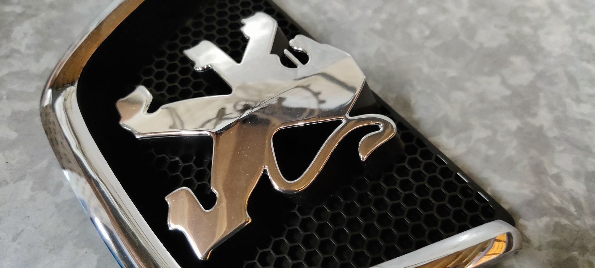 Nieuw Peugeot onderdelen bij Stegeman Autosloperij in Exel bij Lochem.
