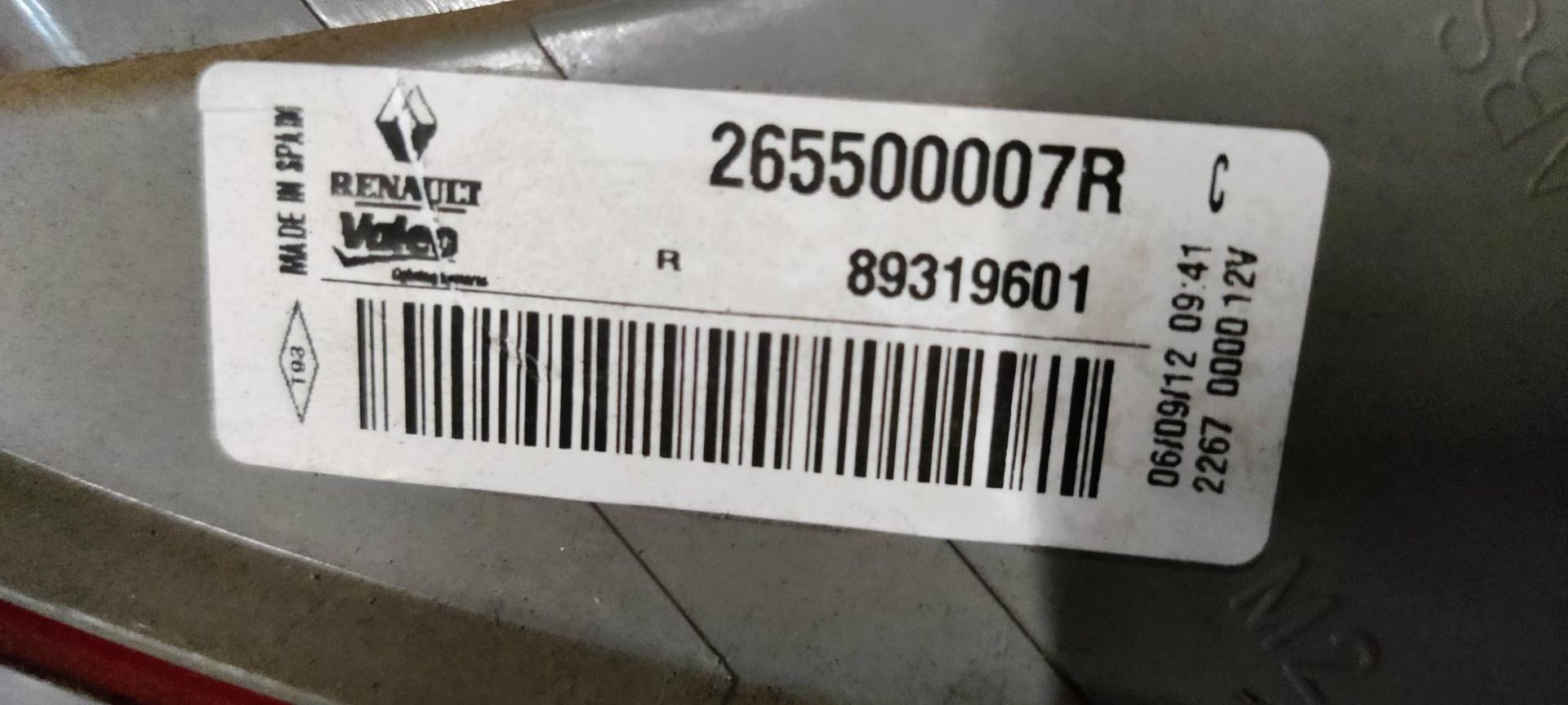 Renault Megane 3 achterlicht. Een rode en transparante achterlichtunit van een auto, geïsoleerd tegen een witte achtergrond.