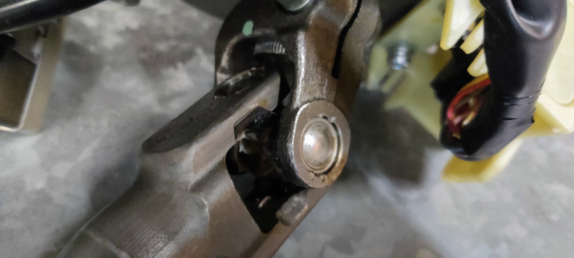 stuurkolom voor auto's met bevestigingsbeugels, een motor en een kruiskoppelingsstuk,