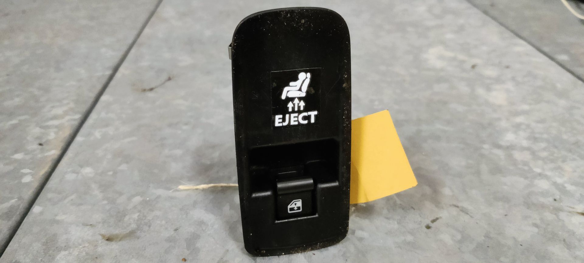 Een zwarte autoschakelaar met een
